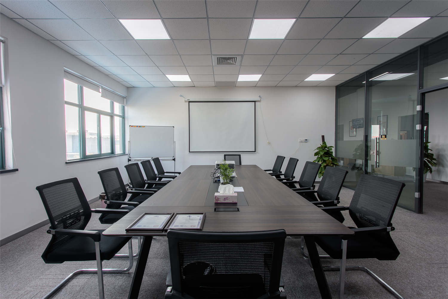 工裝建筑公司辦公室裝修設(shè)計-第3張圖片-上海古都建筑設(shè)計集團(tuán)